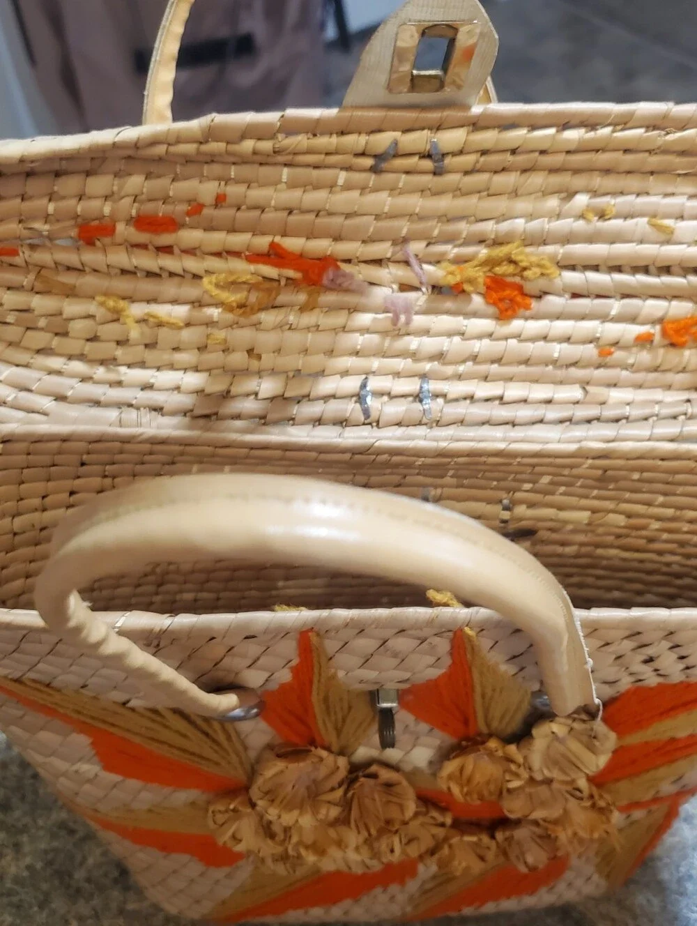VINTAGE 60S/70S. STRAW WICKER BASKET BAG. ORANGE FLORAL 3D. TURN LOCK.